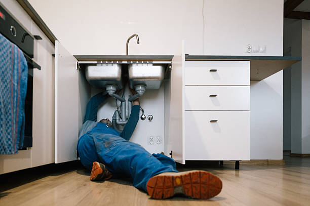 Professional Emergency Plumber technician working in Chesapeake, WV